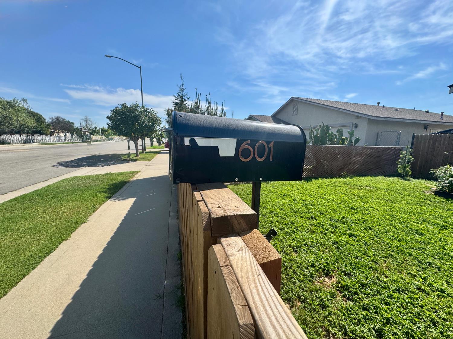 601 I St, Sanger, CA 93657