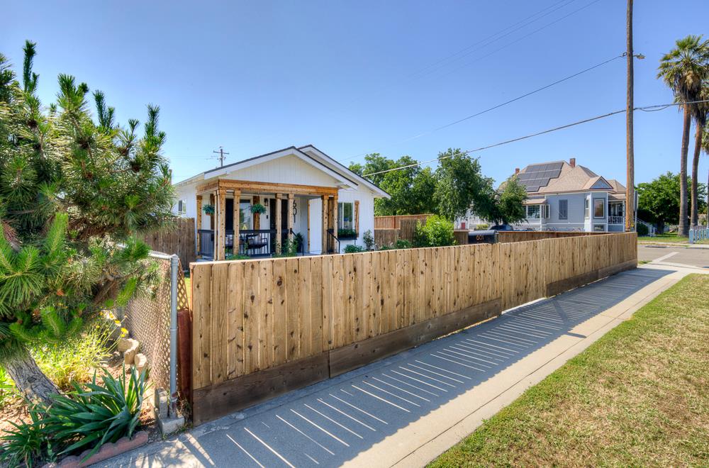 601 I St, Sanger, CA 93657