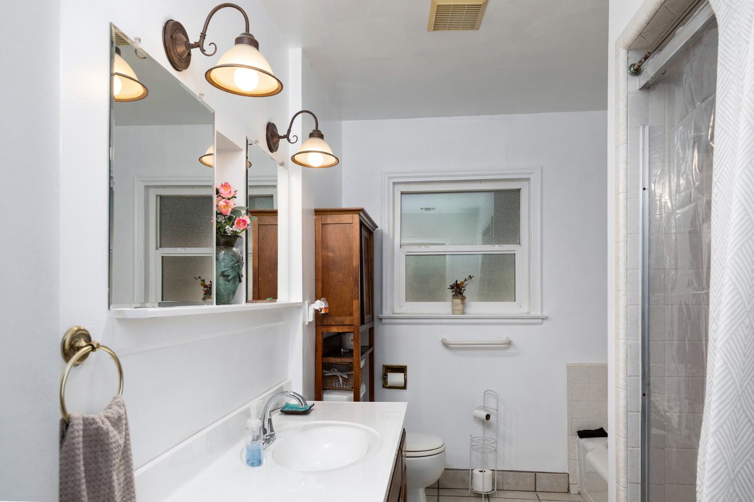 35 E Garland Ave, Fresno, CA 93704