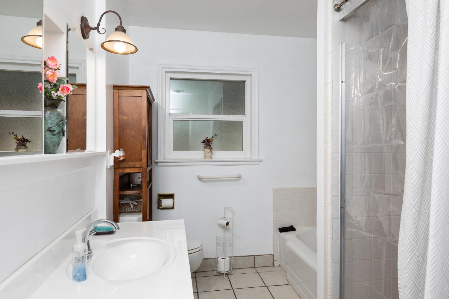 35 E Garland Ave, Fresno, CA 93704