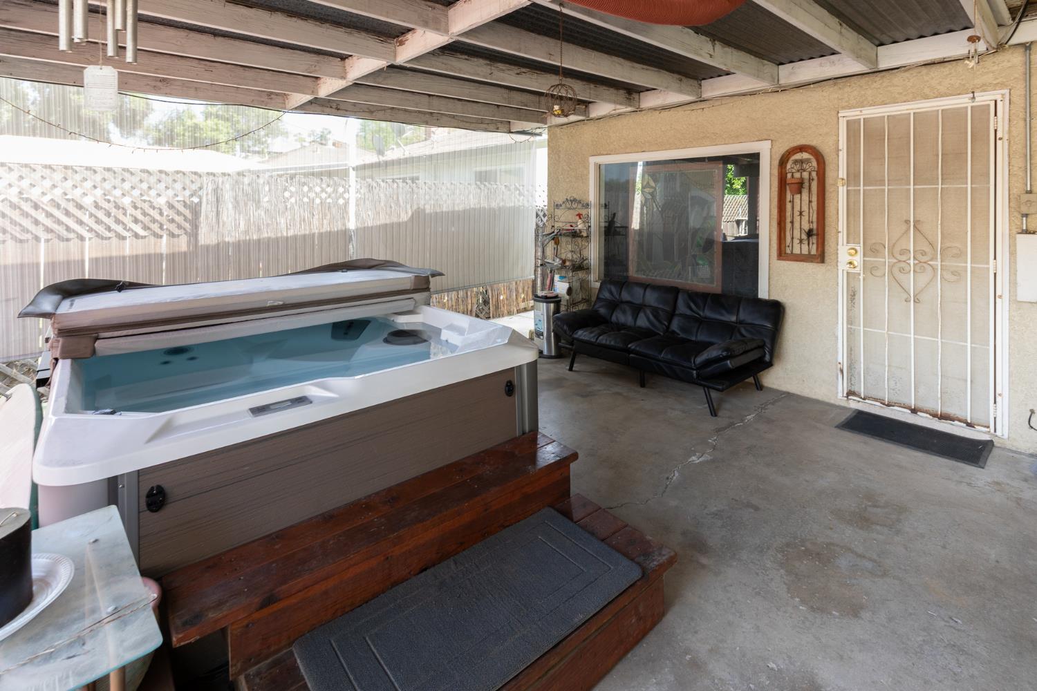 35 E Garland Ave, Fresno, CA 93704