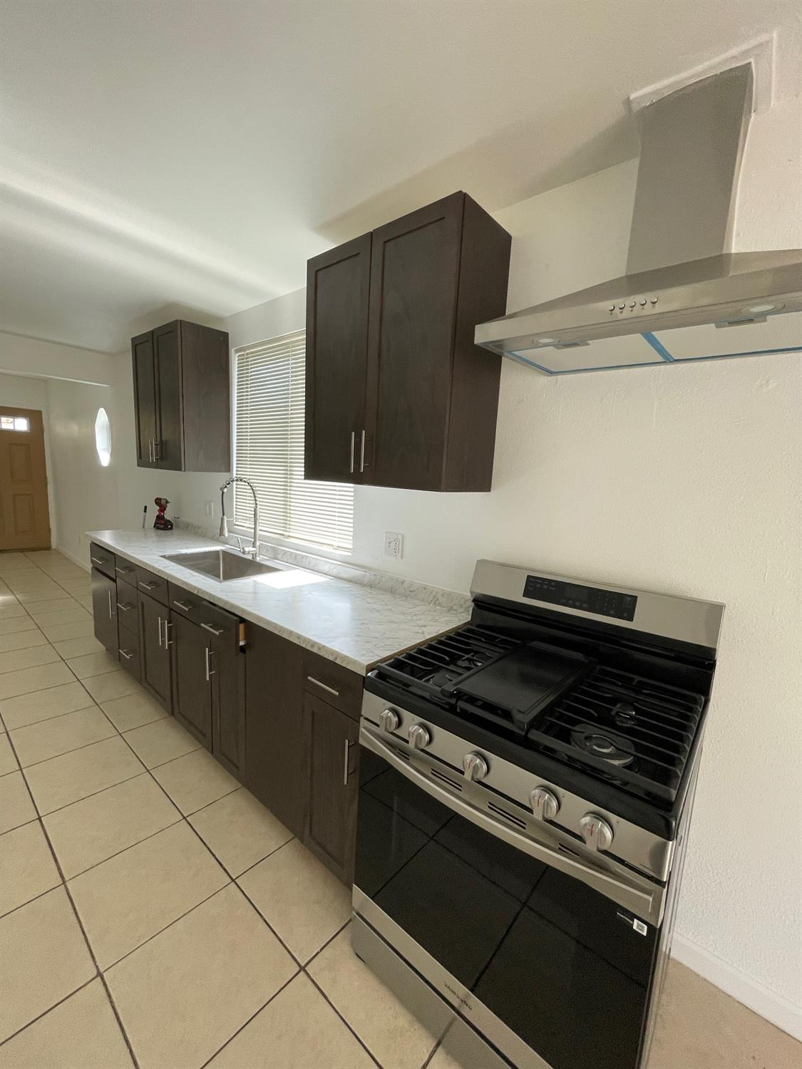 1148 S Umbrella St, Dinuba, CA 93618