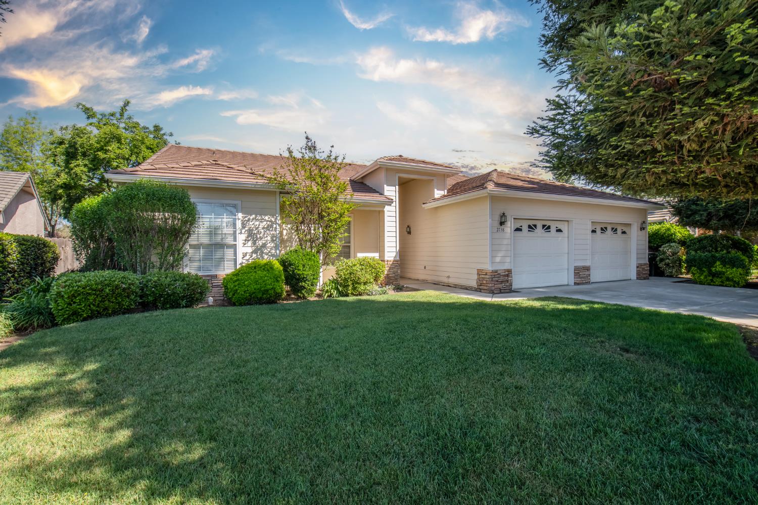 2738 W Ceres Ct, Visalia, CA 93291