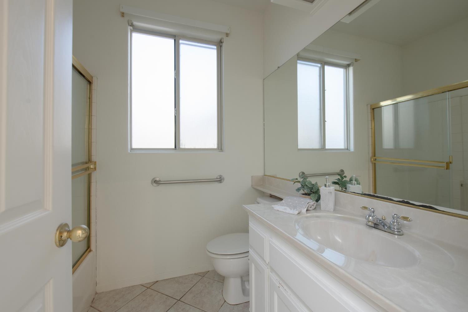 2738 W Ceres Ct, Visalia, CA 93291