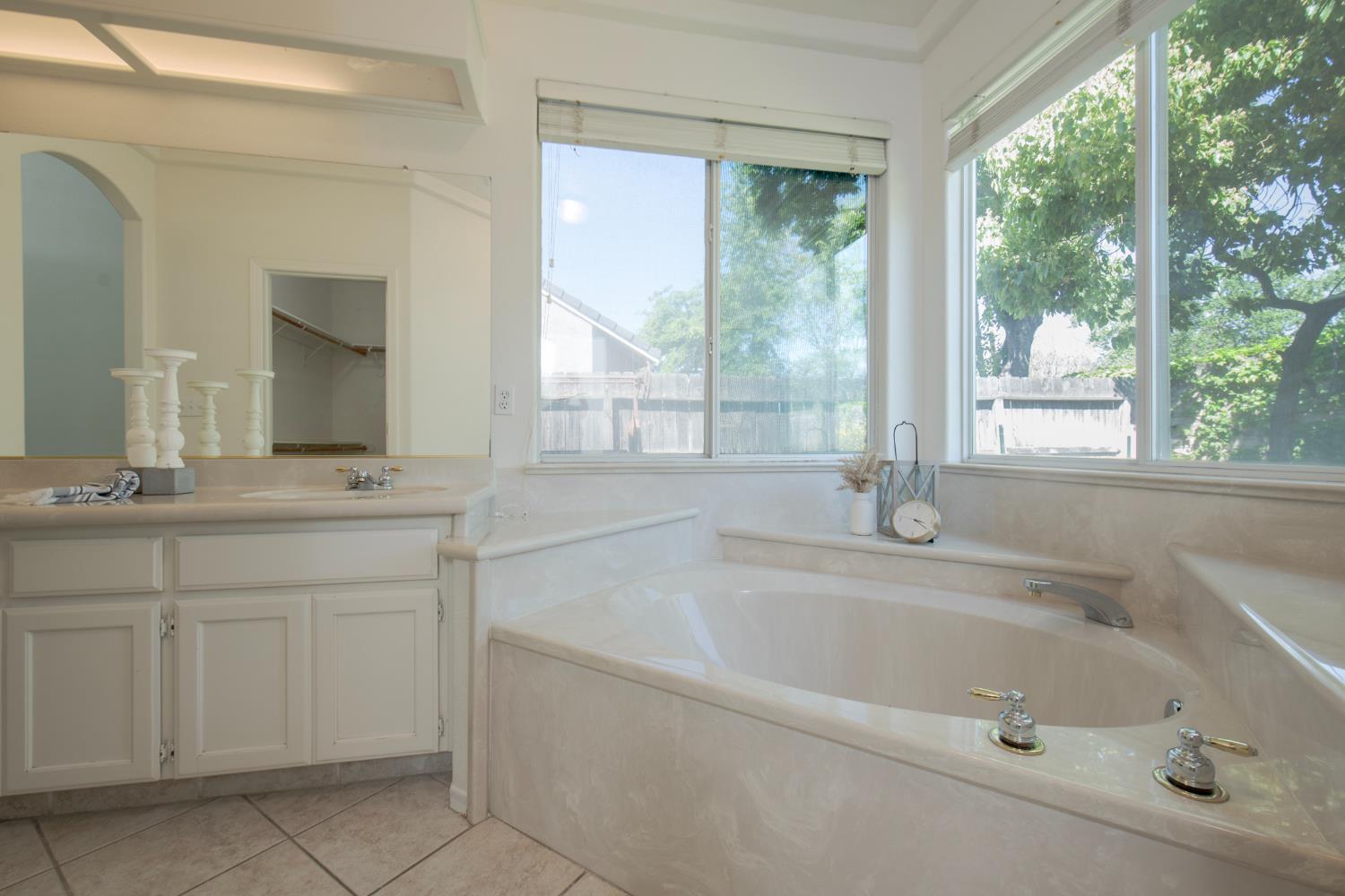 2738 W Ceres Ct, Visalia, CA 93291