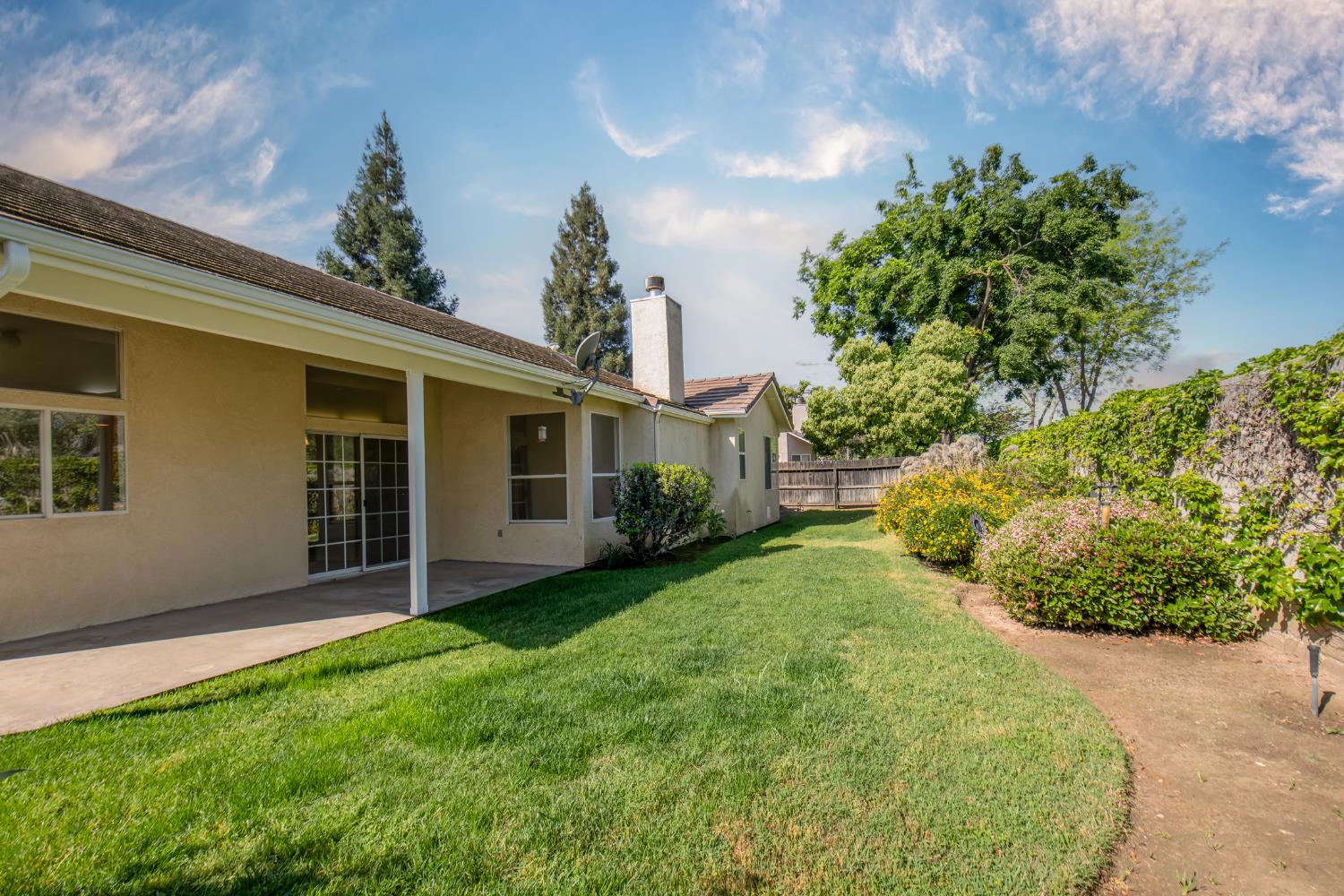 2738 W Ceres Ct, Visalia, CA 93291