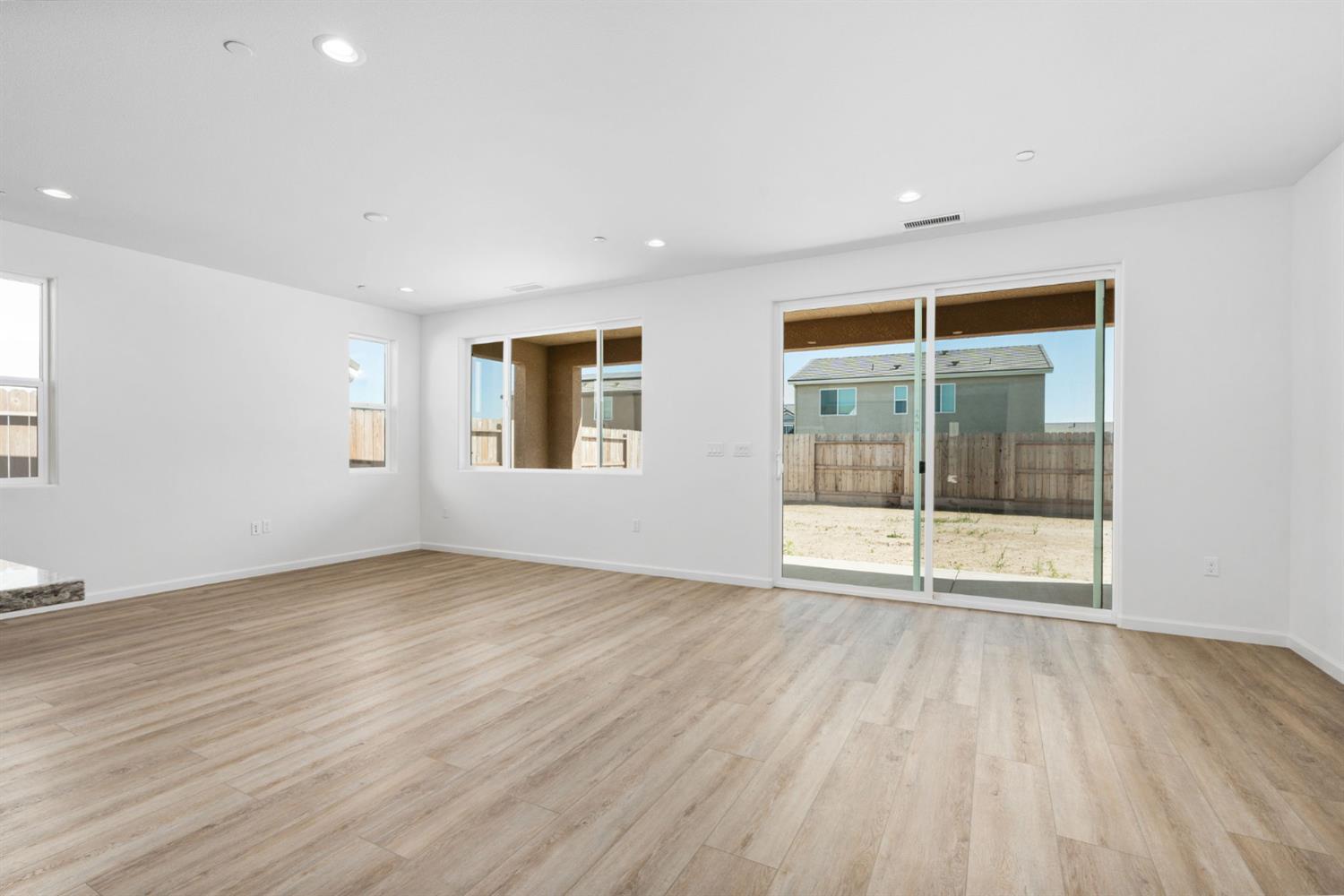 1193 Magnolia Ct W, Madera, CA 93636