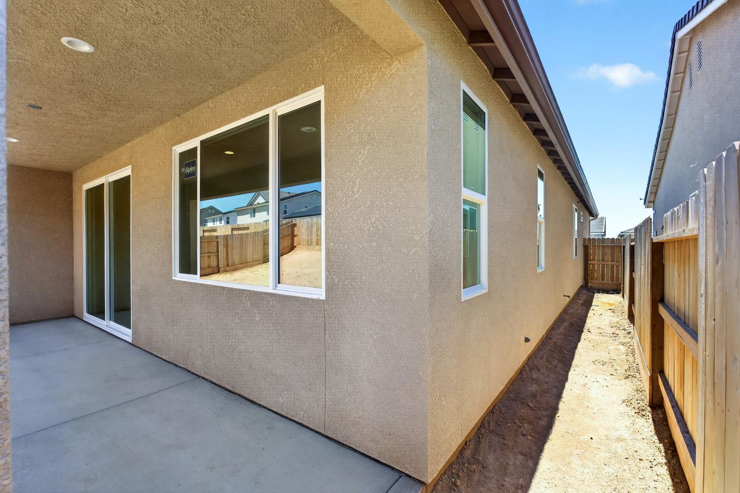 1193 Magnolia Ct W, Madera, CA 93636