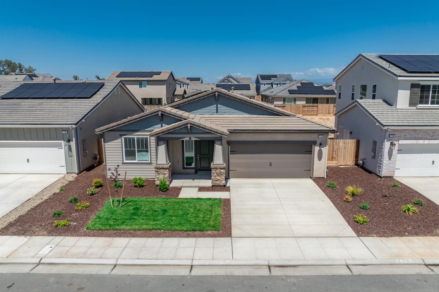 1193 Magnolia Ct W, Madera, CA 93636