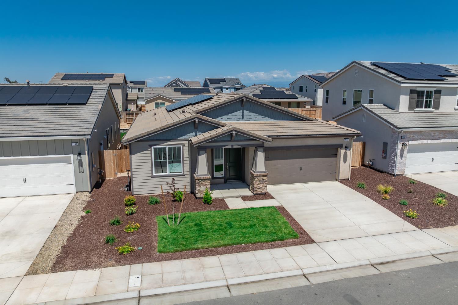 1193 Magnolia Ct W, Madera, CA 93636