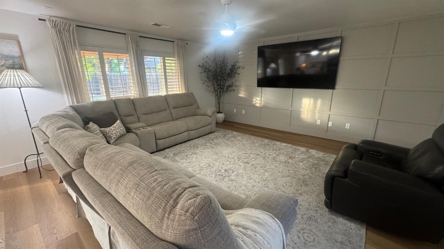 2174 W Picadilly Ln, Hanford, CA 93230