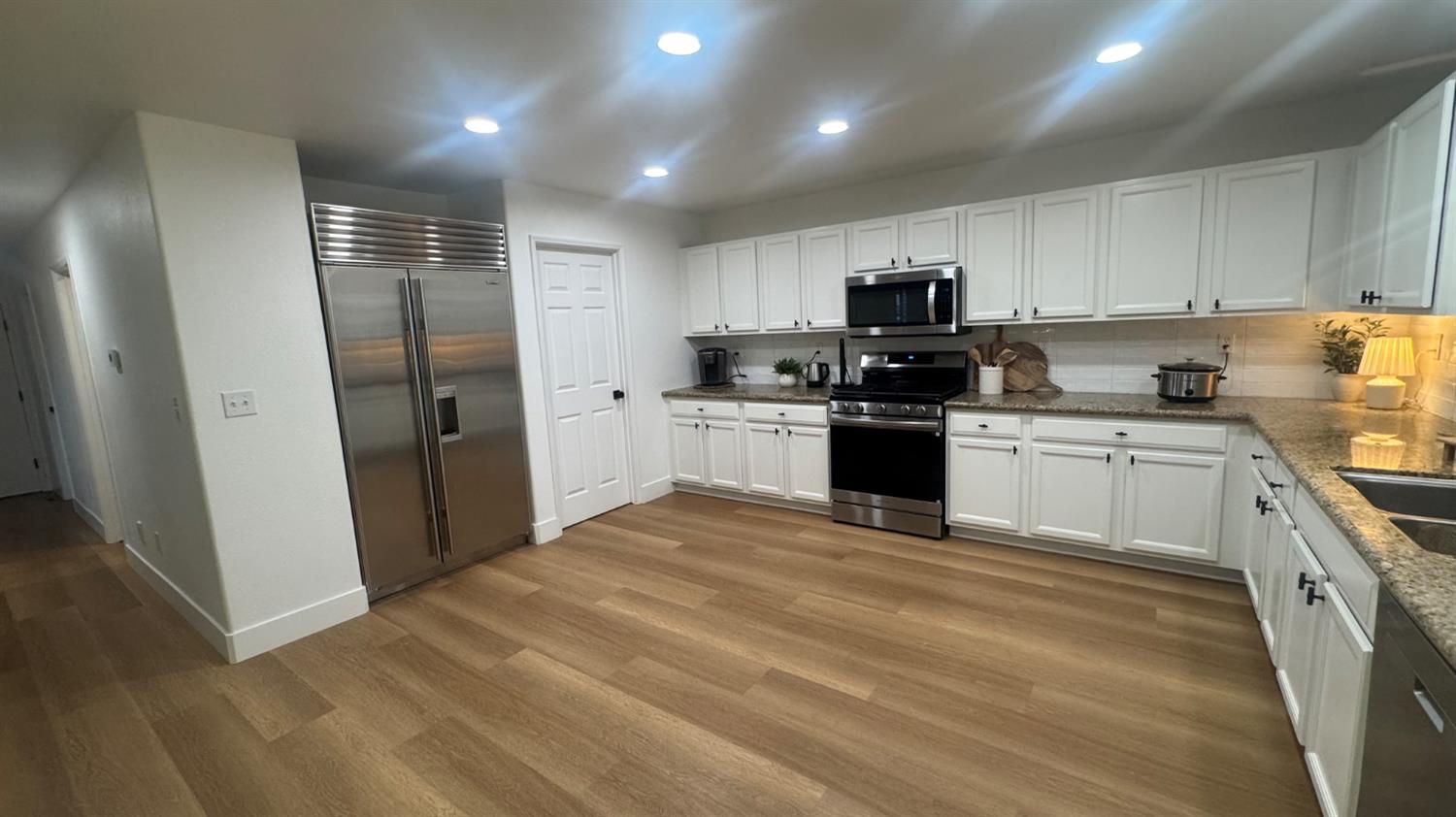 2174 W Picadilly Ln, Hanford, CA 93230