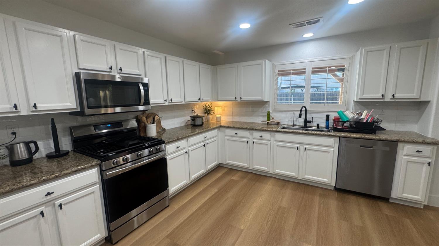 2174 W Picadilly Ln, Hanford, CA 93230