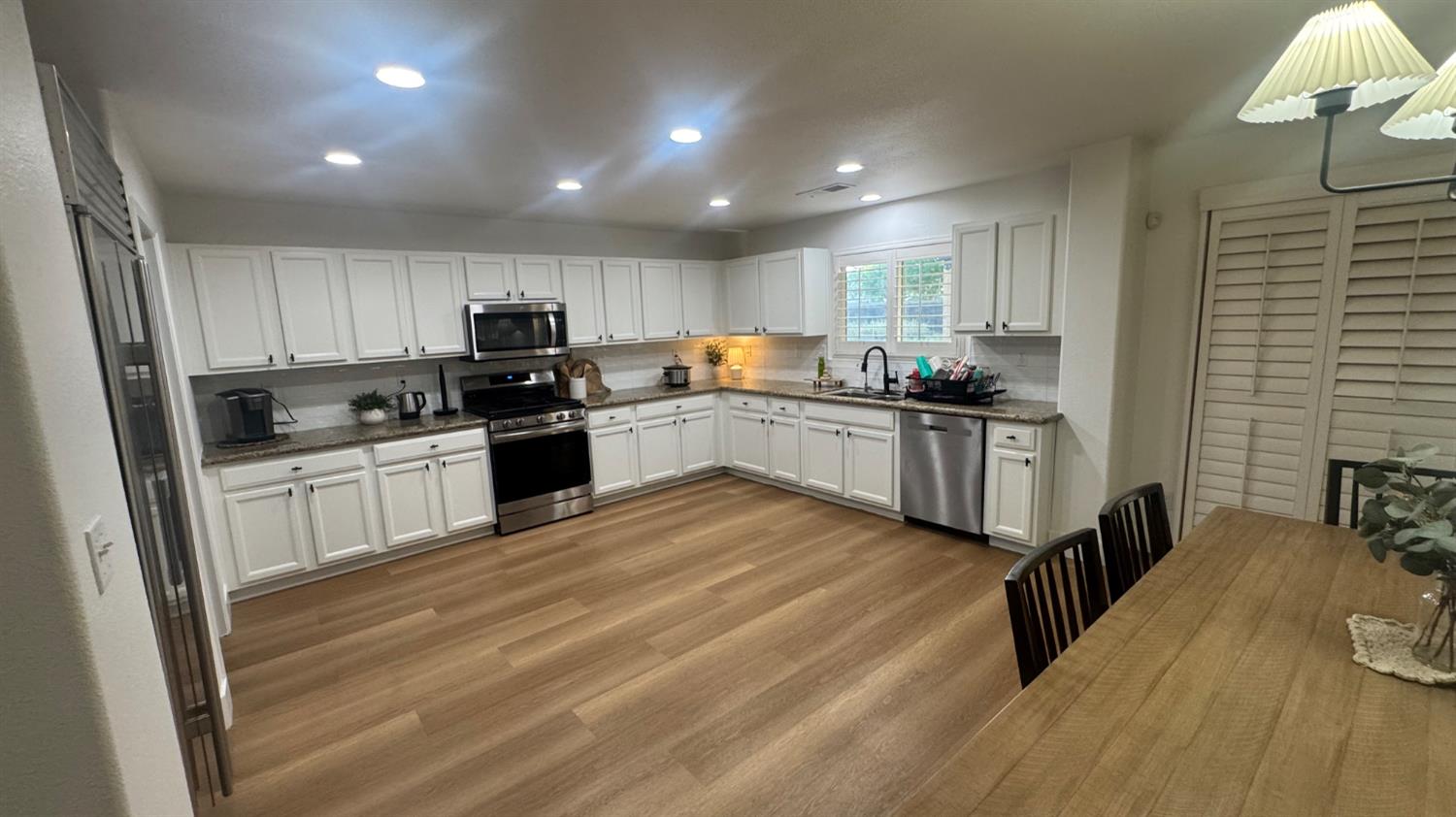 2174 W Picadilly Ln, Hanford, CA 93230