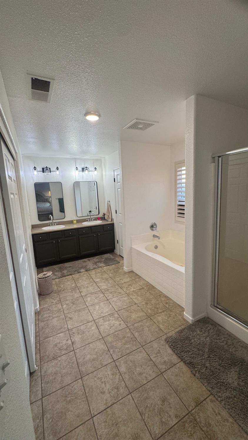 2174 W Picadilly Ln, Hanford, CA 93230