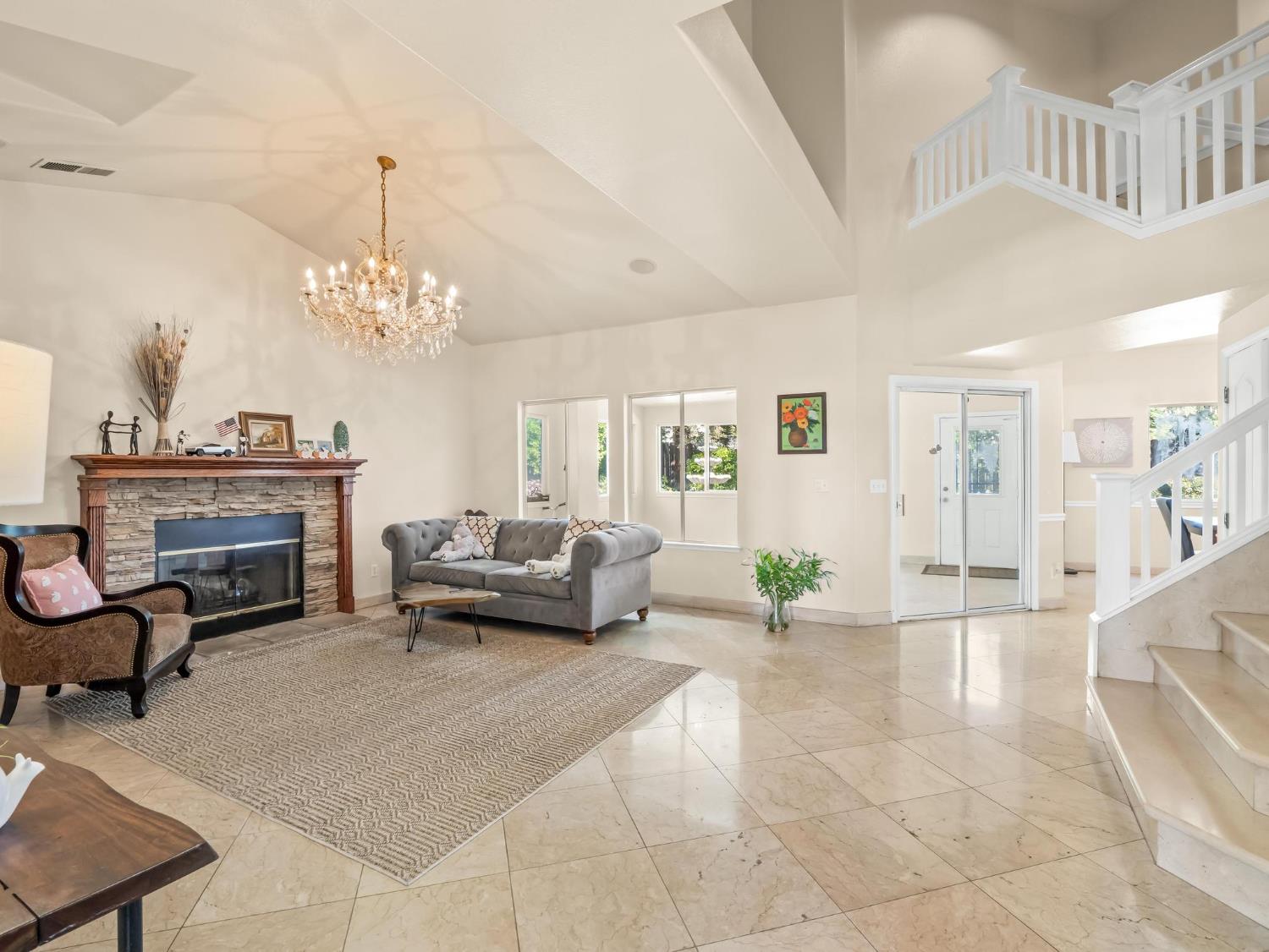 7236 N Bonadelle Ave, Fresno, CA 93720