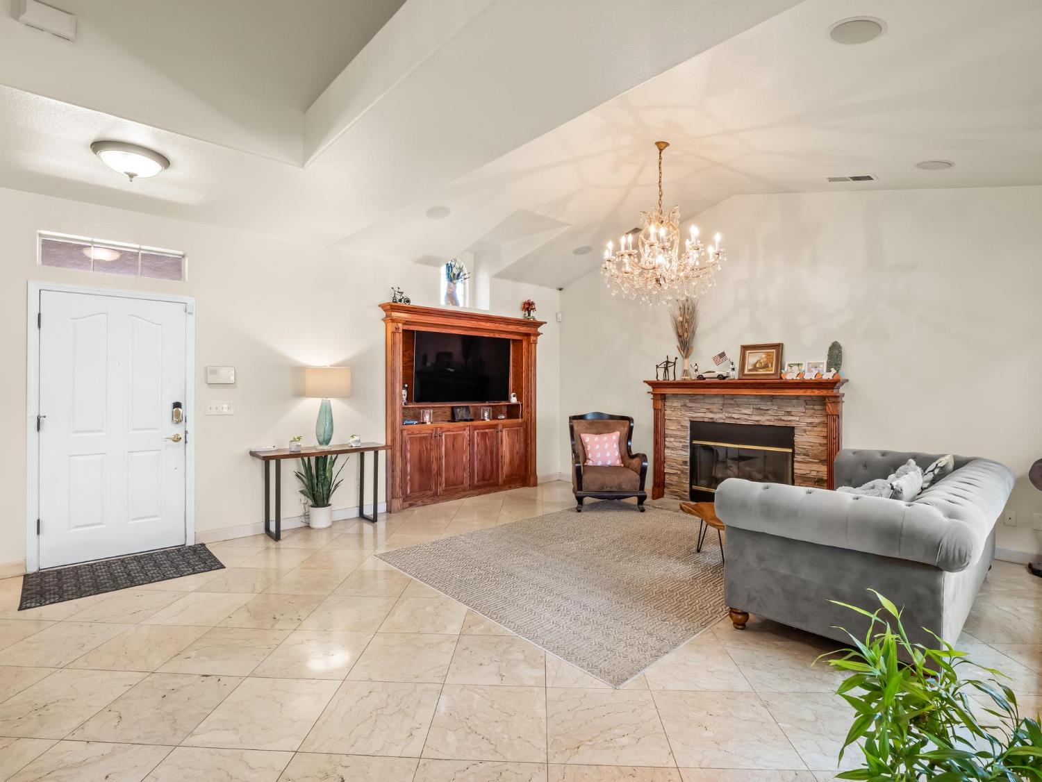 7236 N Bonadelle Ave, Fresno, CA 93720