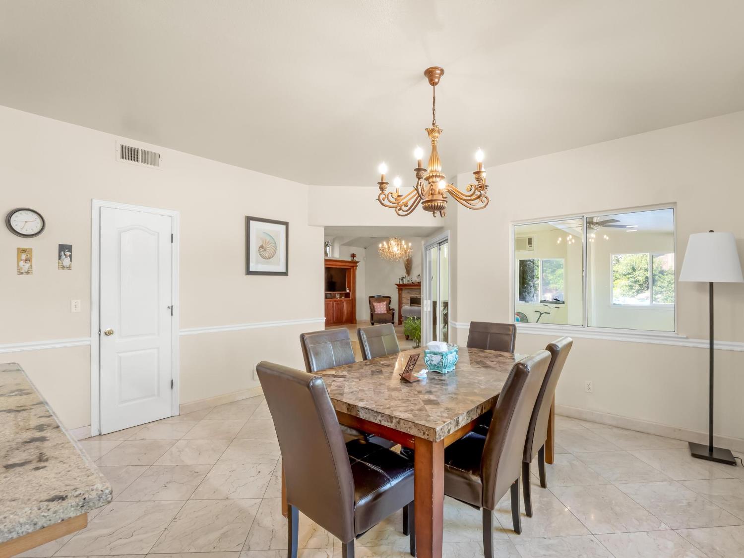 7236 N Bonadelle Ave, Fresno, CA 93720