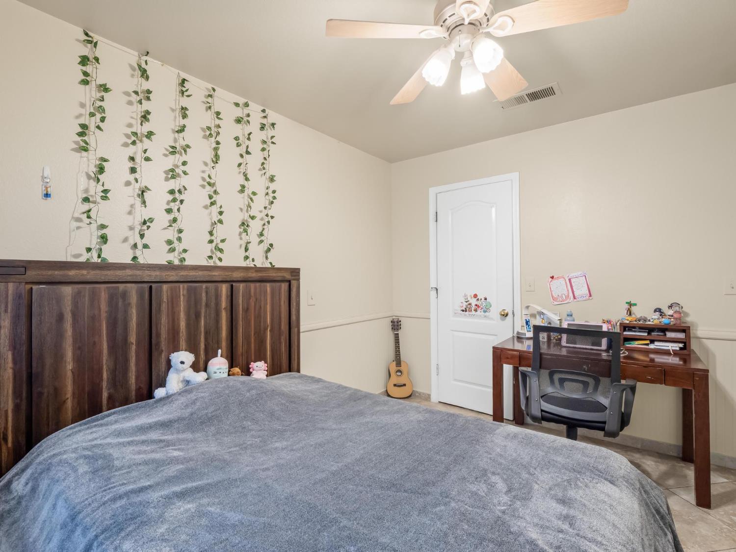 7236 N Bonadelle Ave, Fresno, CA 93720