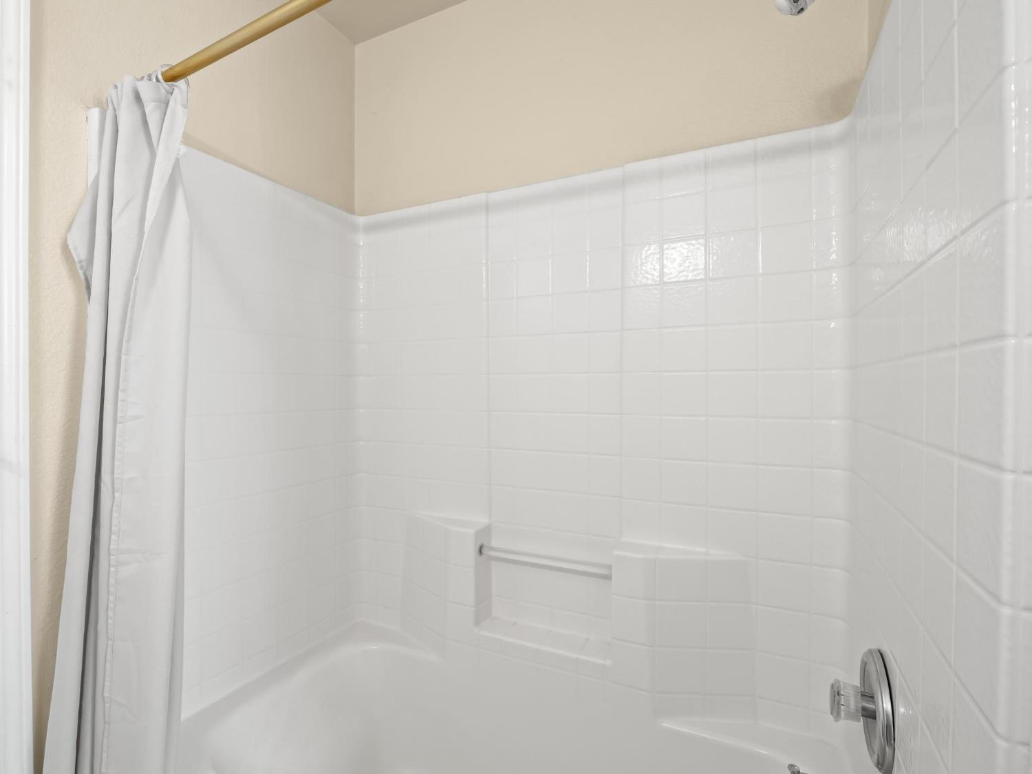 7236 N Bonadelle Ave, Fresno, CA 93720