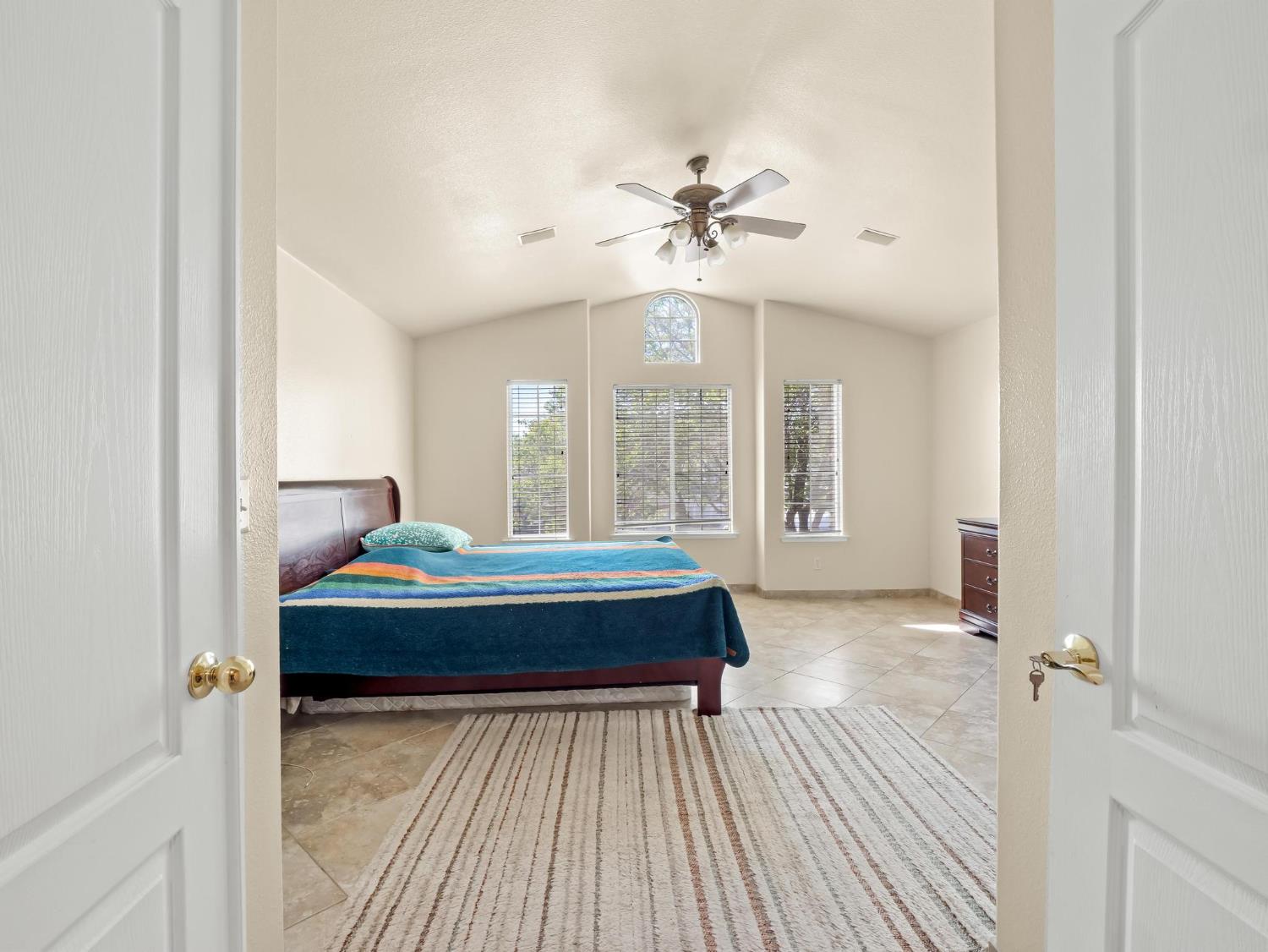 7236 N Bonadelle Ave, Fresno, CA 93720