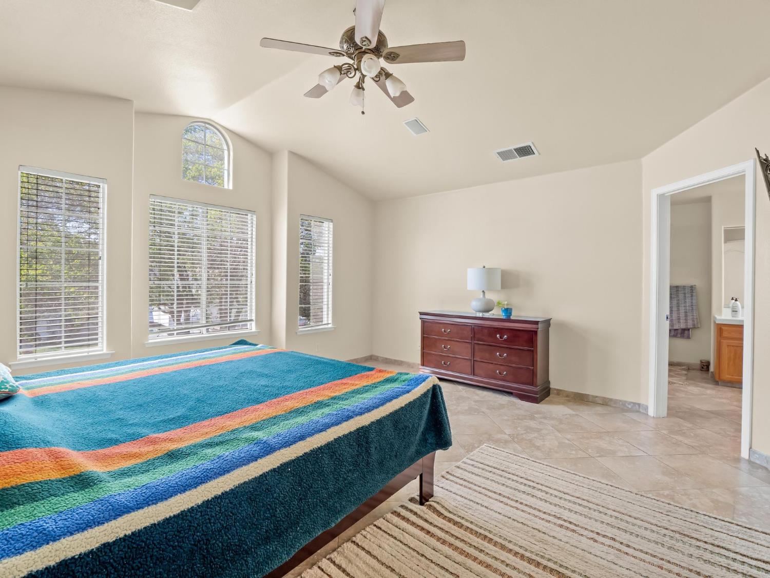 7236 N Bonadelle Ave, Fresno, CA 93720