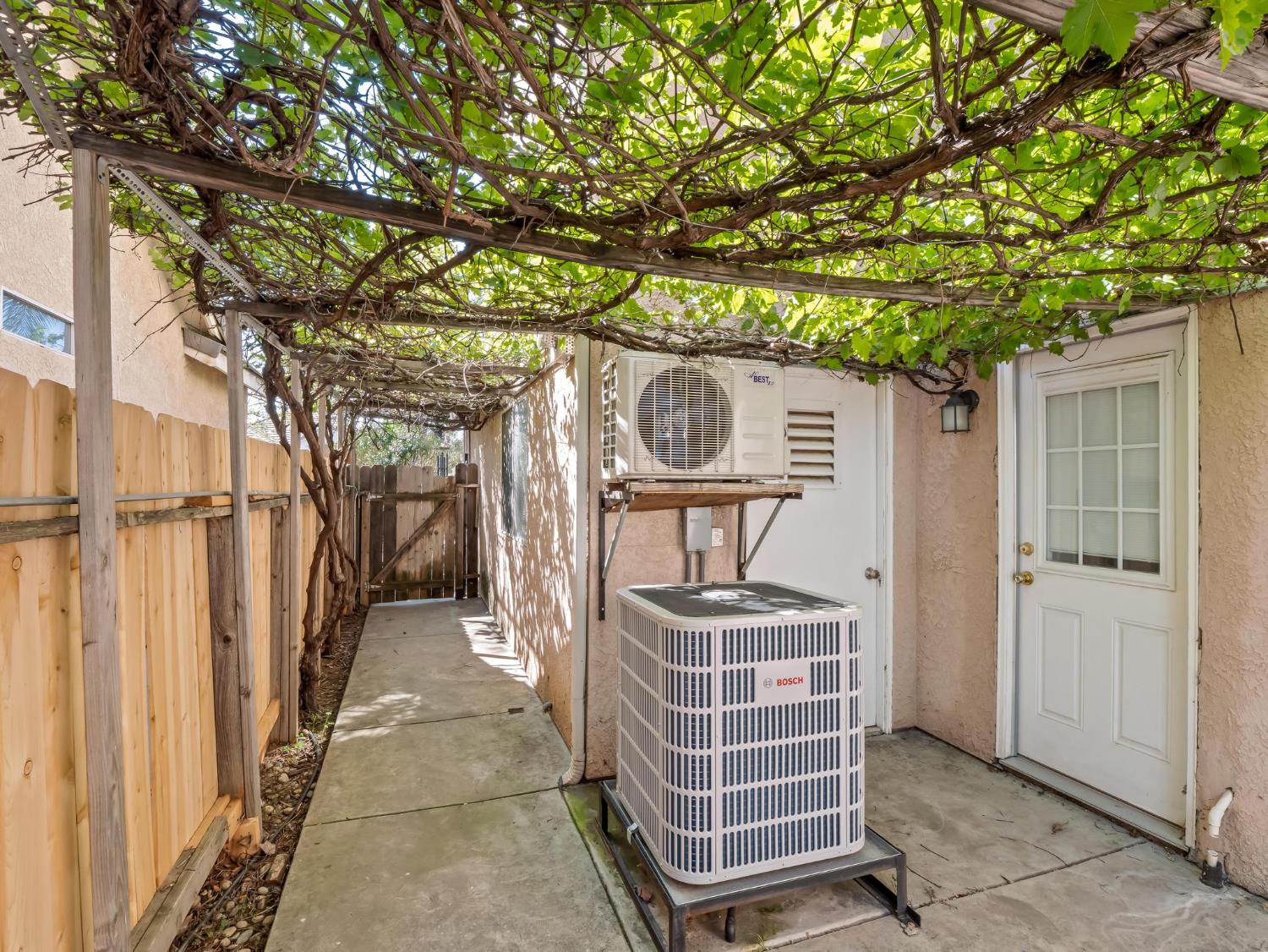 7236 N Bonadelle Ave, Fresno, CA 93720