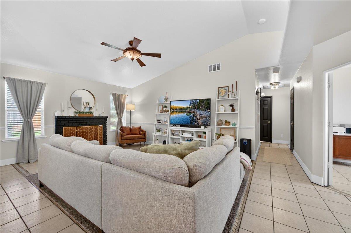 4752 W Mesa Ave, Fresno, CA 93722