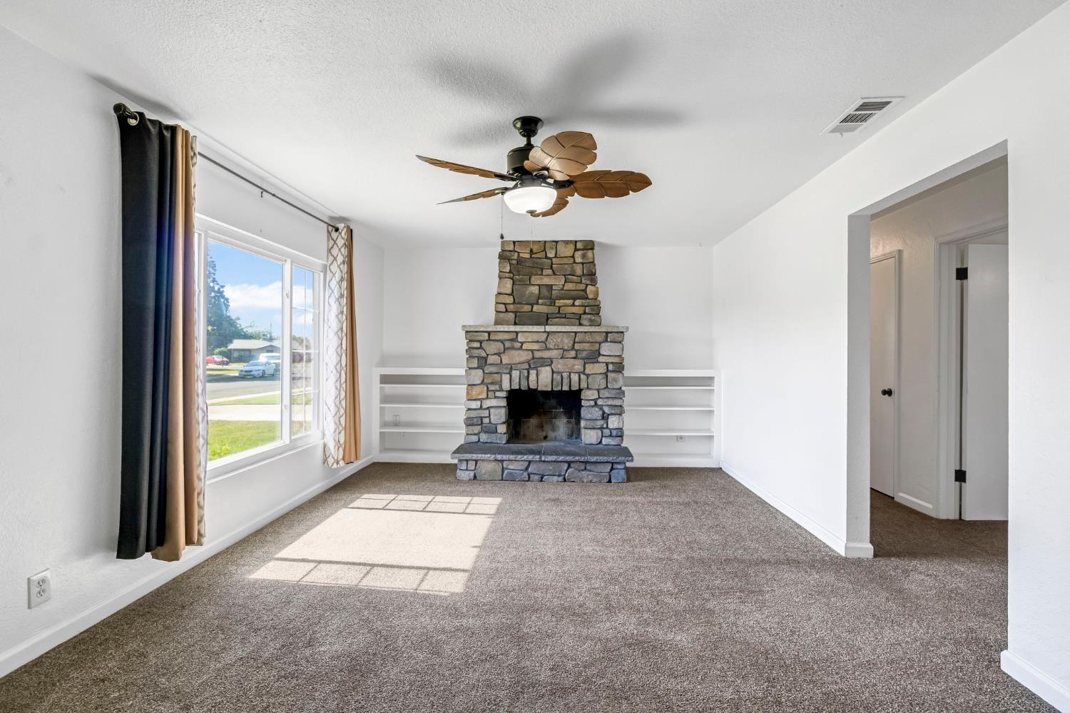 4033 E Brentwood Ave, Fresno, CA 93703