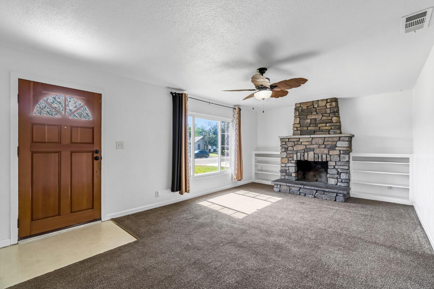 4033 E Brentwood Ave, Fresno, CA 93703