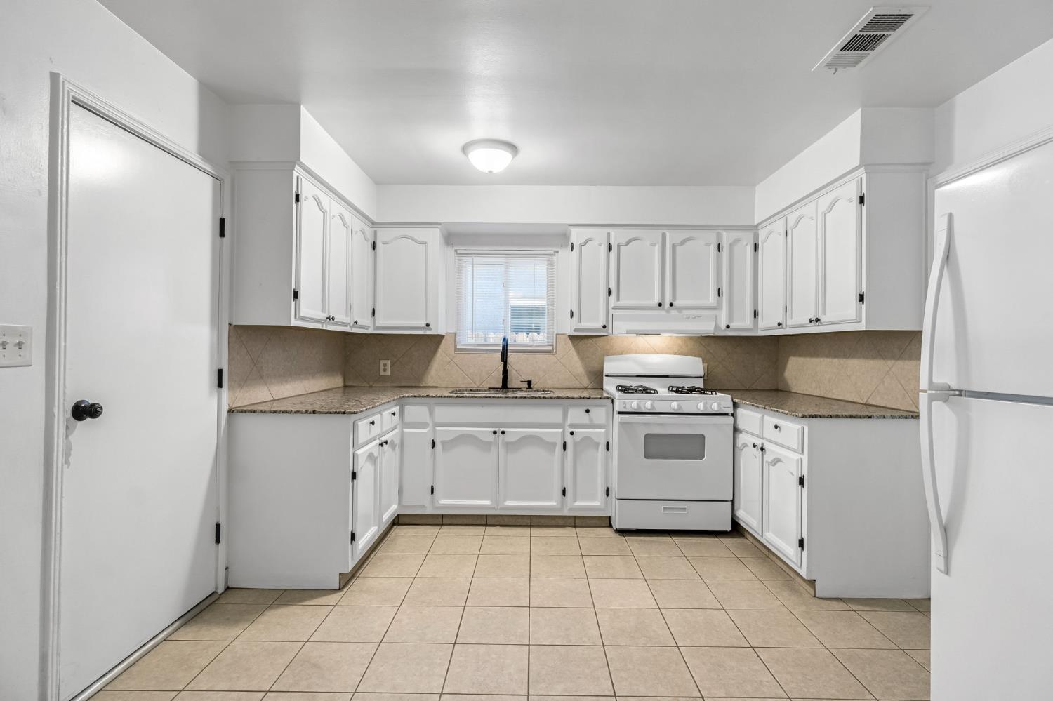 4033 E Brentwood Ave, Fresno, CA 93703