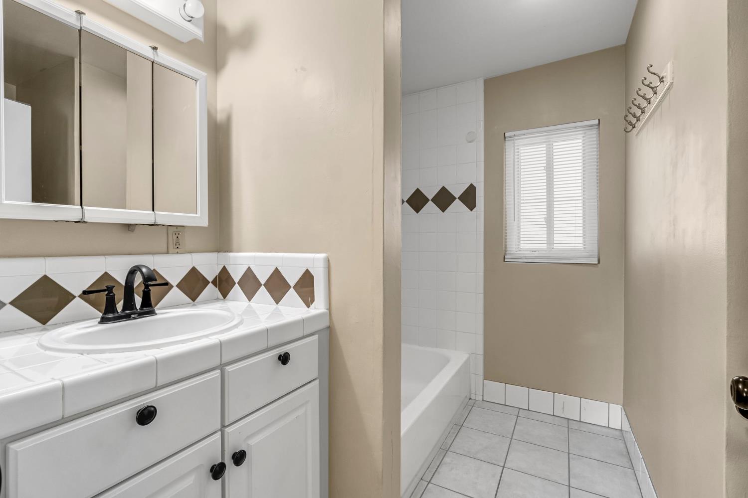 4033 E Brentwood Ave, Fresno, CA 93703