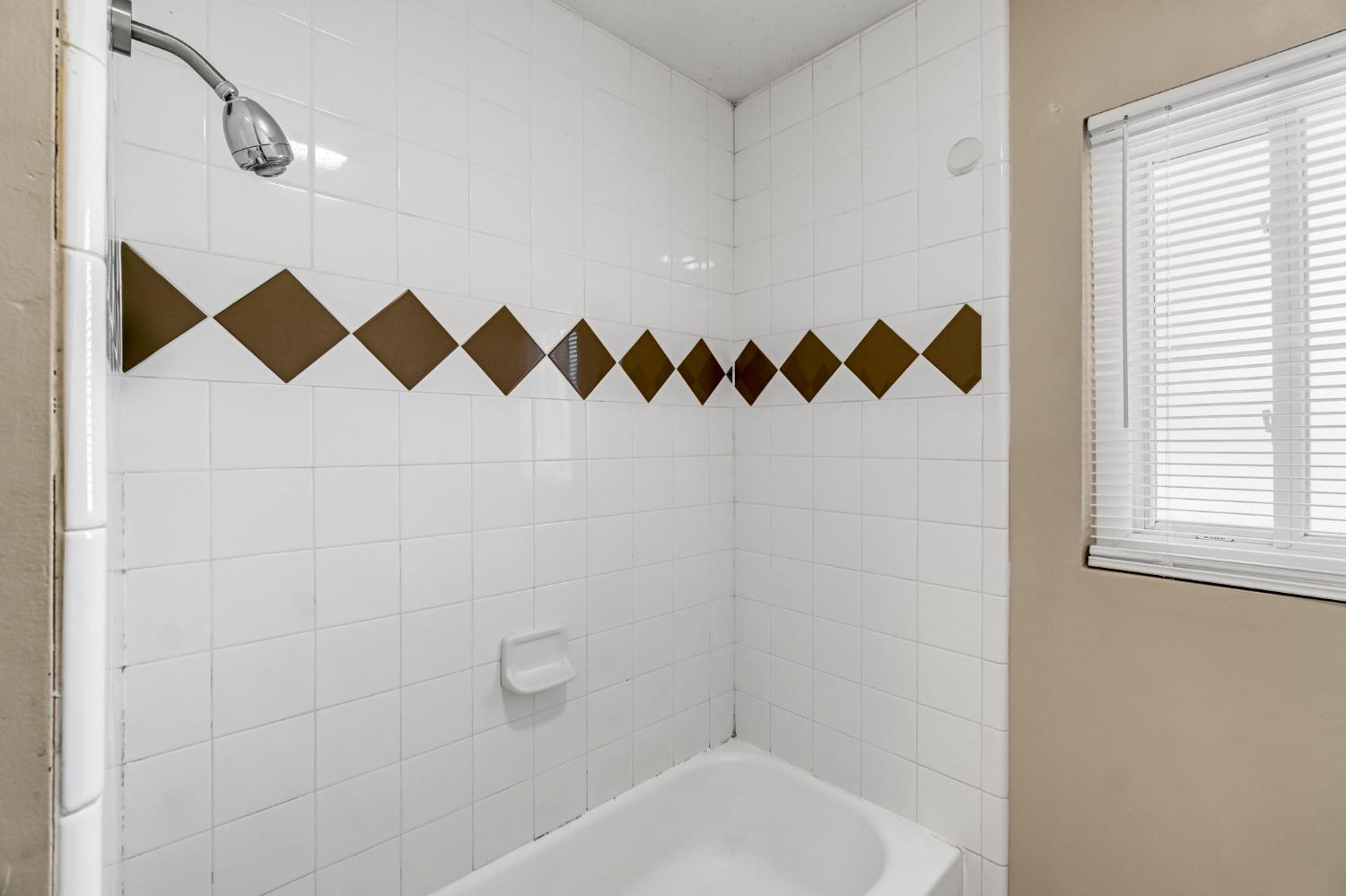 4033 E Brentwood Ave, Fresno, CA 93703