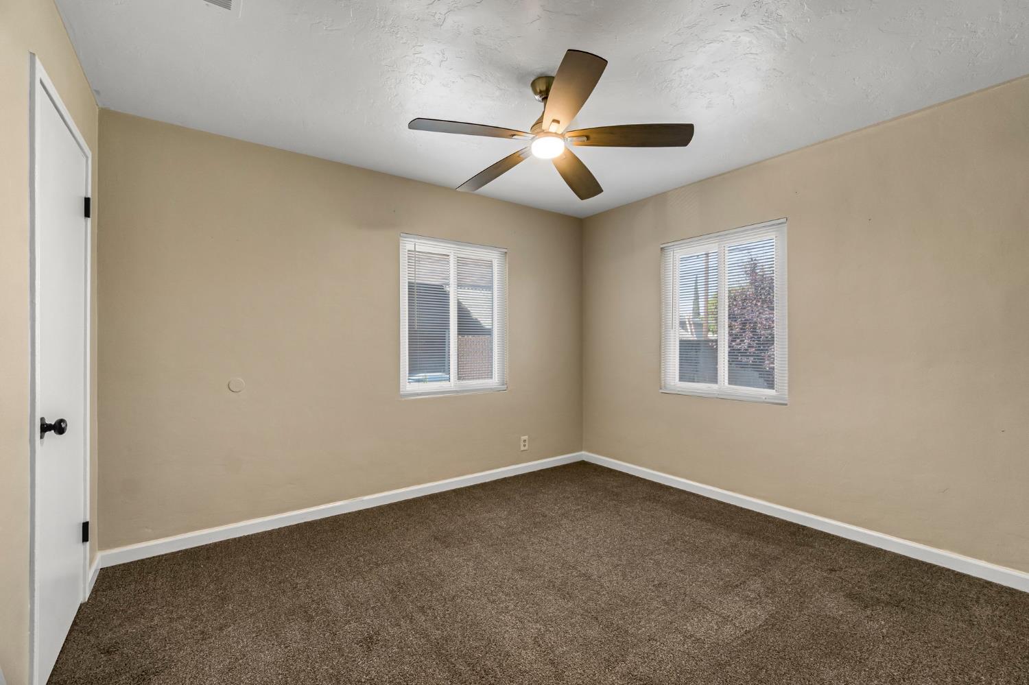 4033 E Brentwood Ave, Fresno, CA 93703