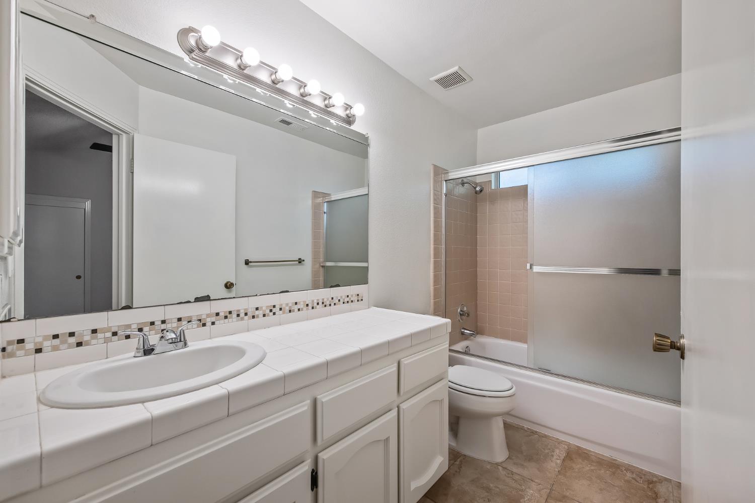 1166 E Goshen Ave, Fresno, CA 93720