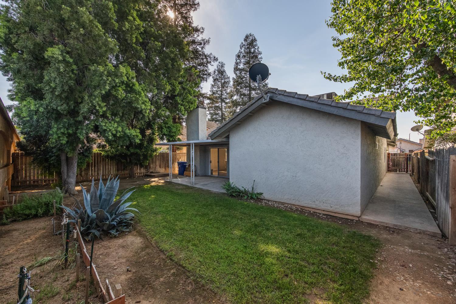 1166 E Goshen Ave, Fresno, CA 93720