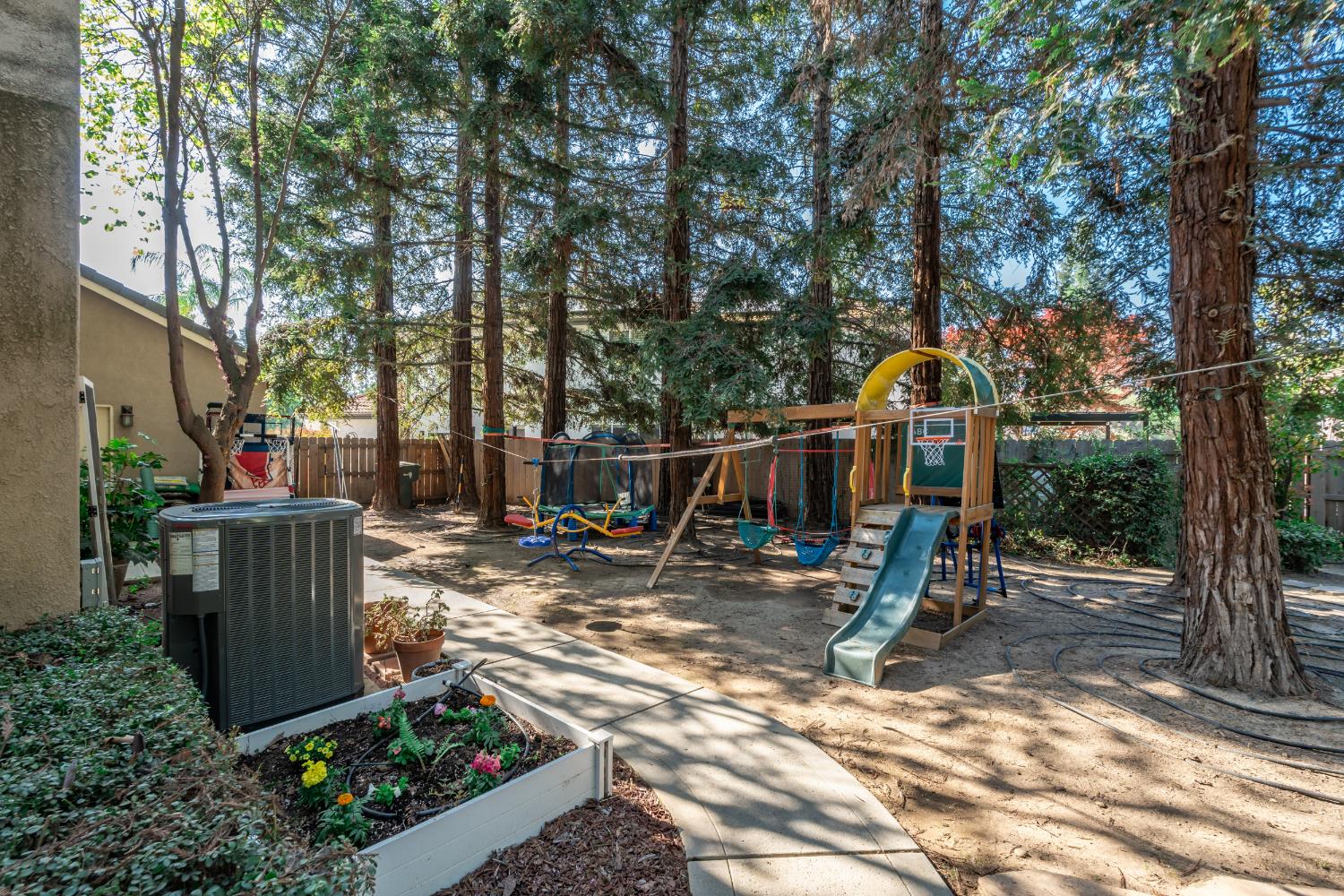 10340 N Sinclair Cir, Fresno, CA 93730