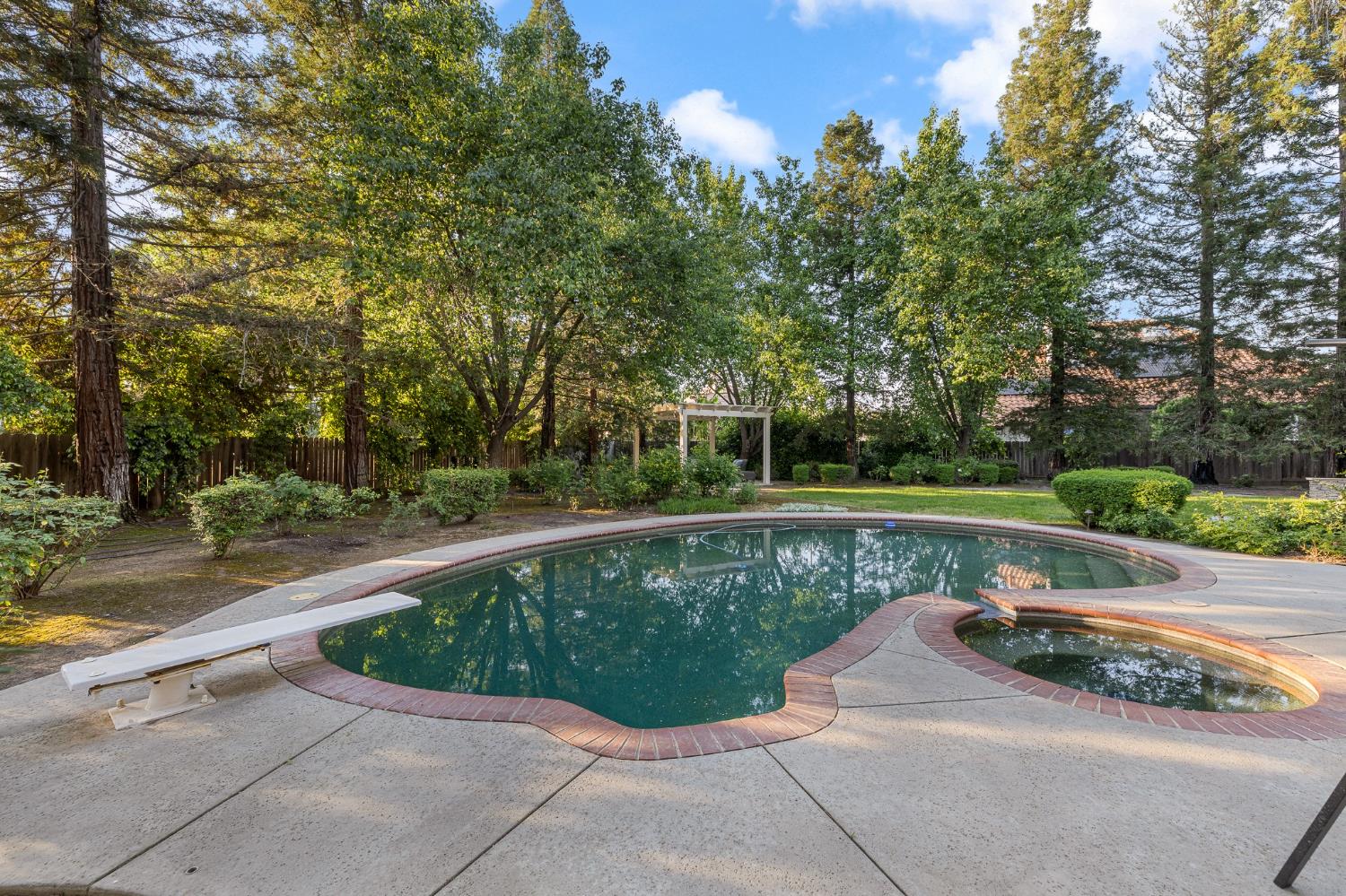 10340 N Sinclair Cir, Fresno, CA 93730