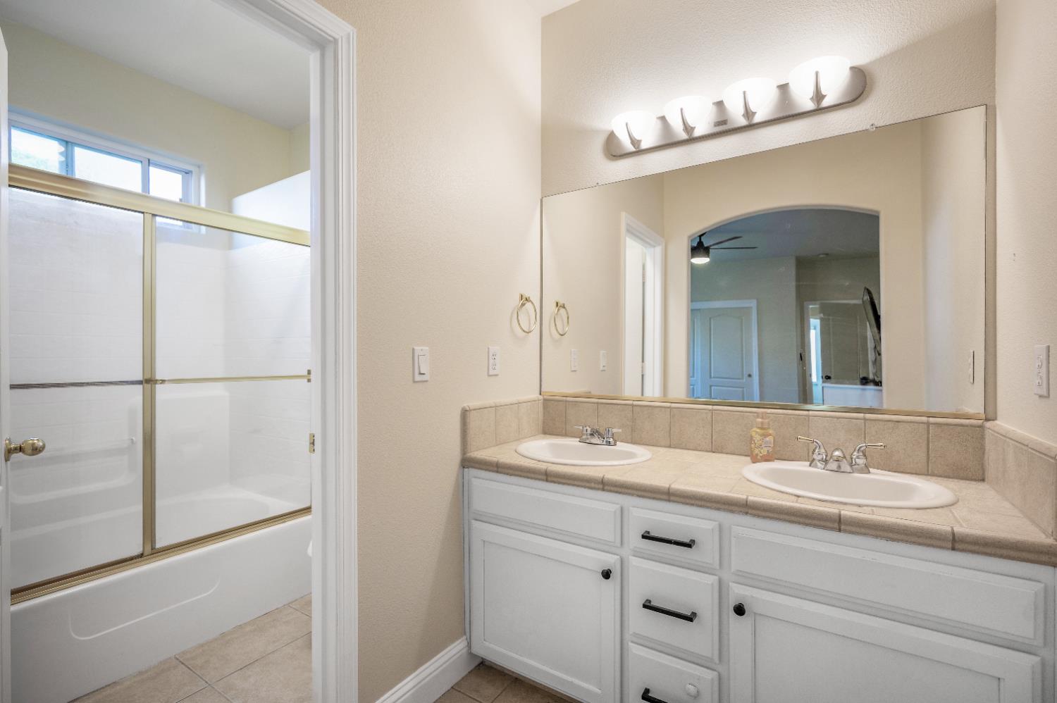 5391 E Burns Ave, Fresno, CA 93725