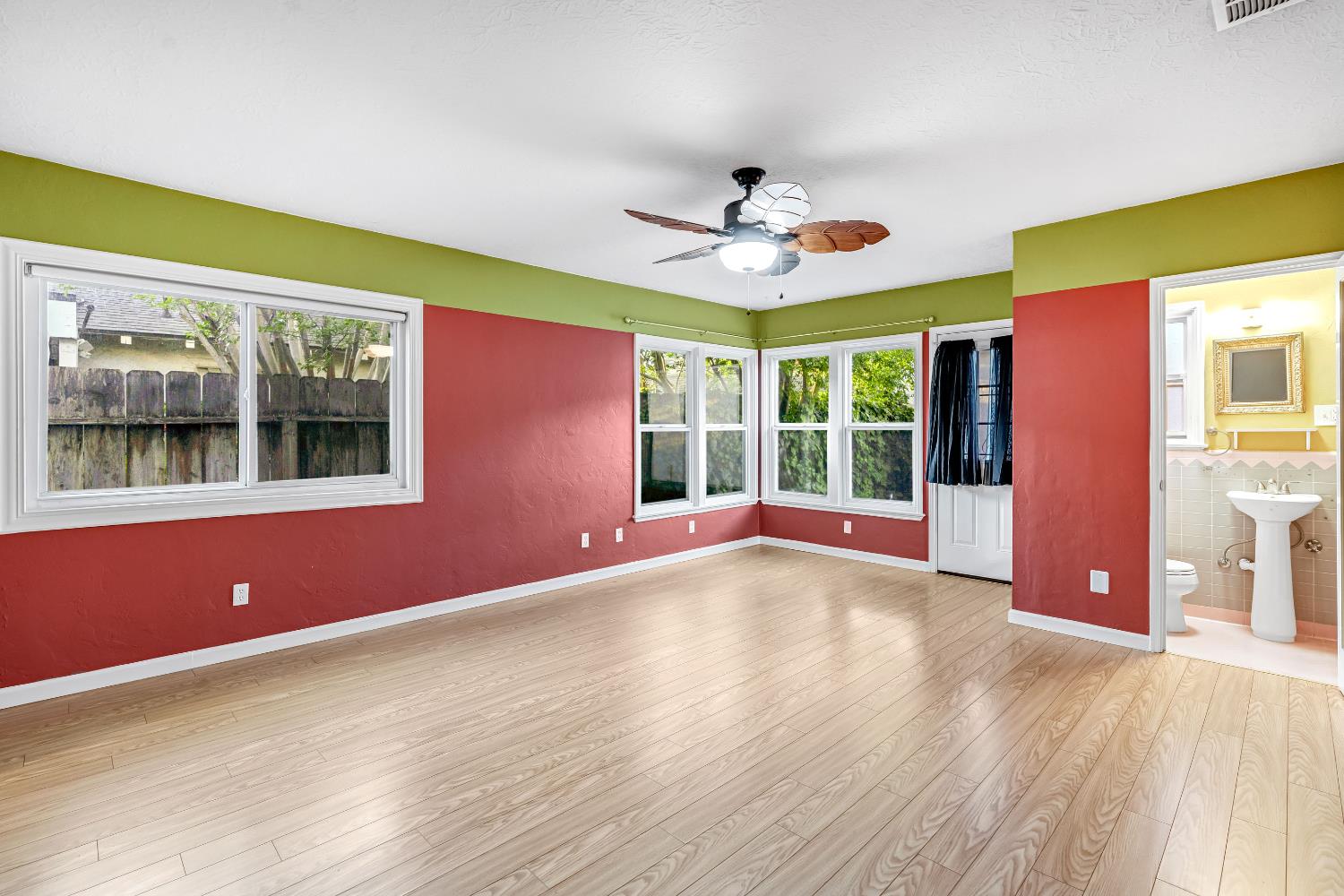 553 E Michigan Ave, Fresno, CA 93704