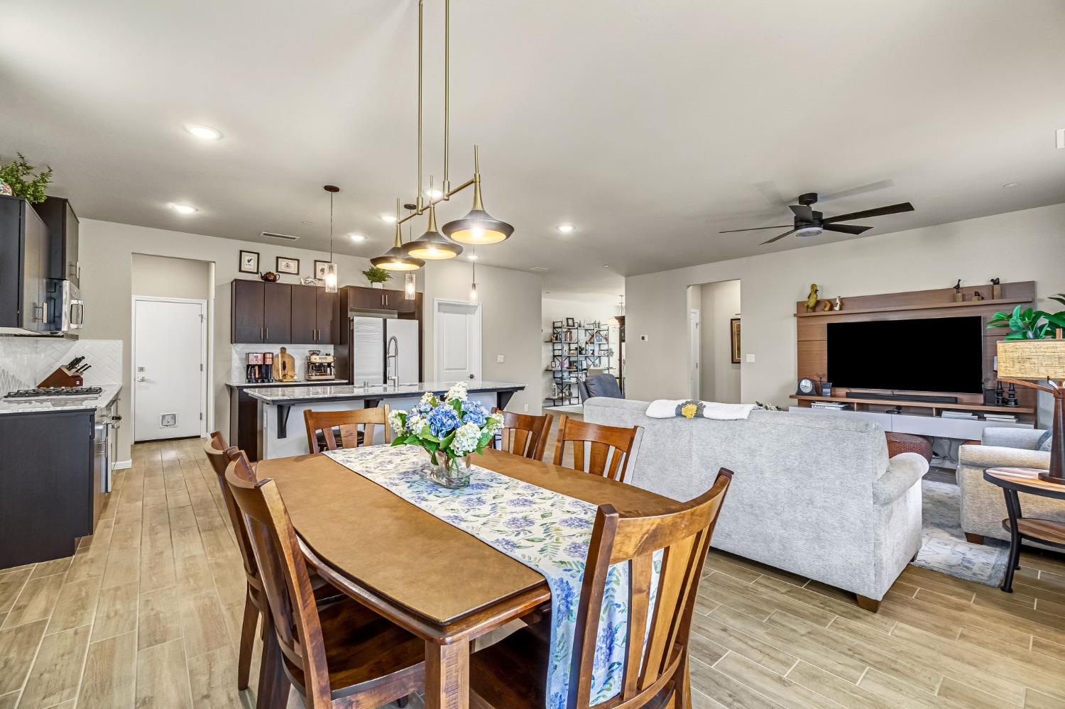 994 Groveland Ave W, Madera, CA 93636