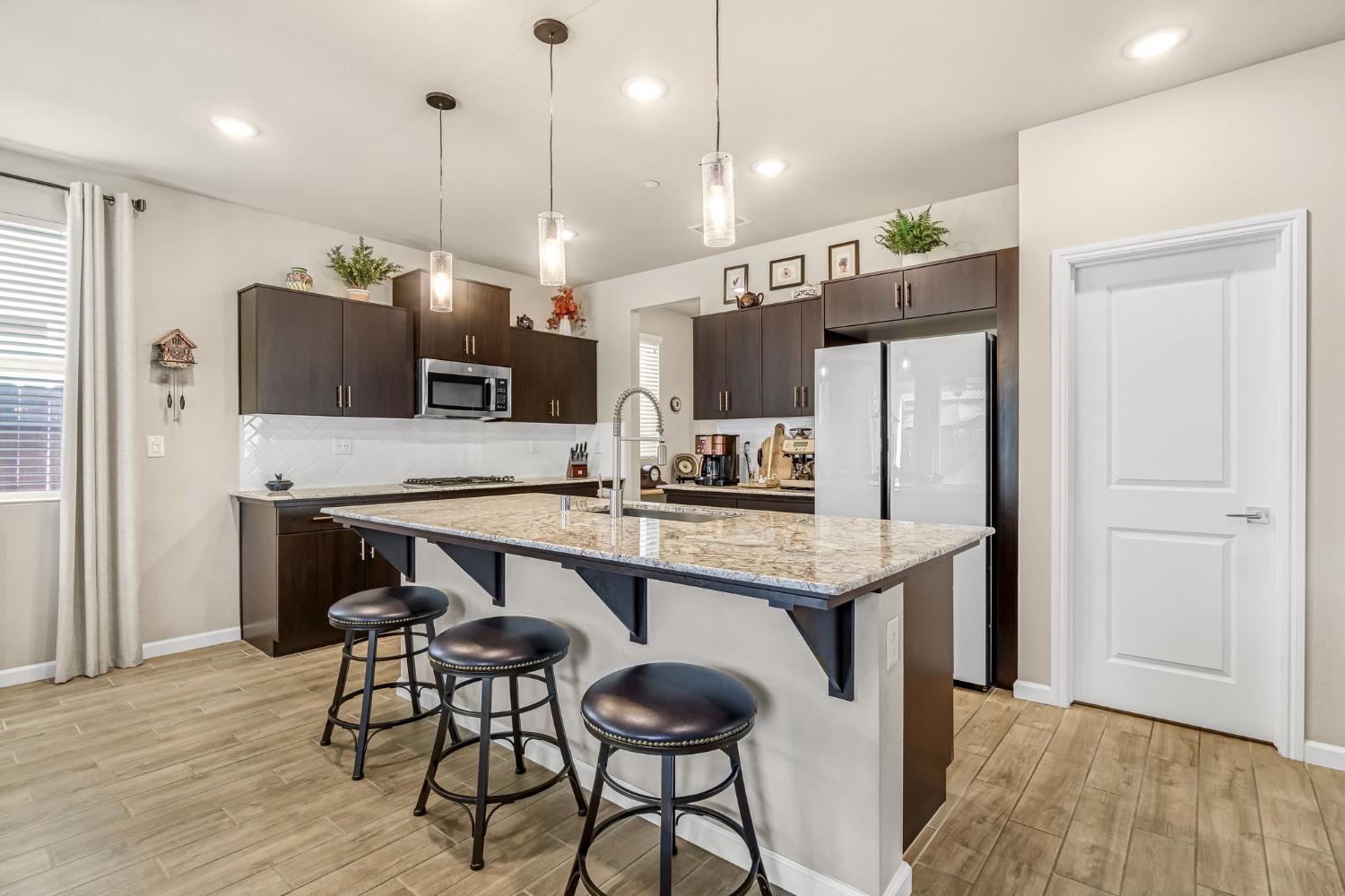 994 Groveland Ave W, Madera, CA 93636