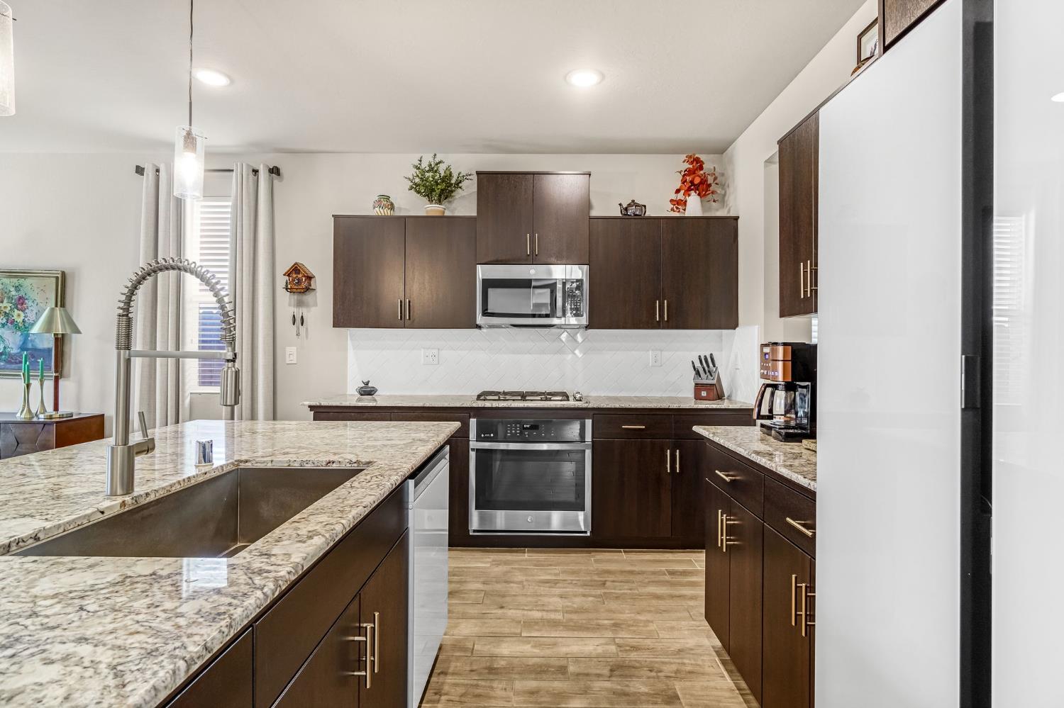 994 Groveland Ave W, Madera, CA 93636