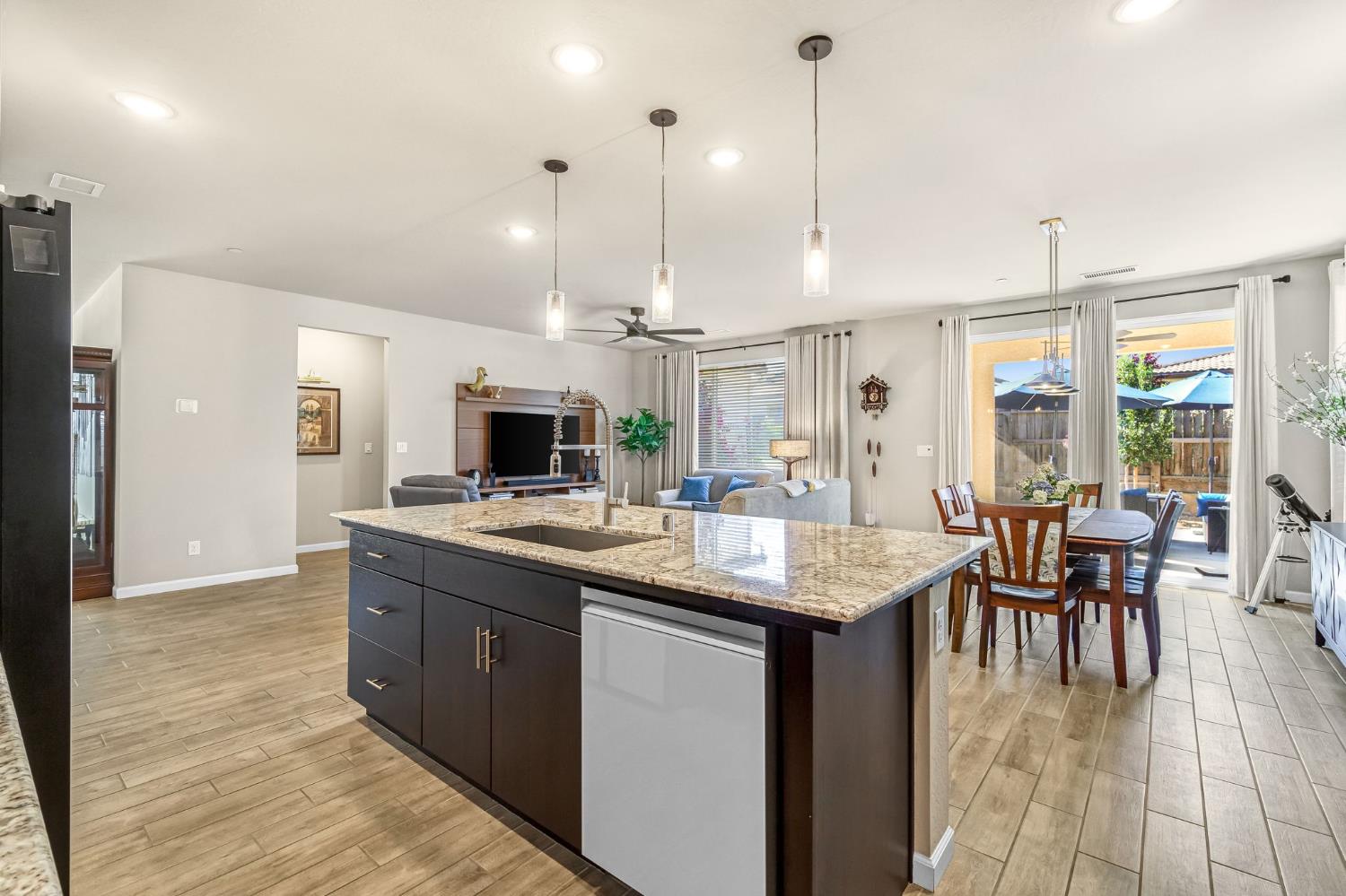 994 Groveland Ave W, Madera, CA 93636