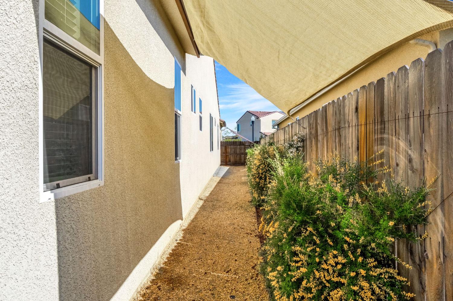 994 Groveland Ave W, Madera, CA 93636