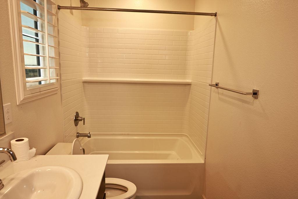 1382 Shoreline Dr, Madera, CA 93637