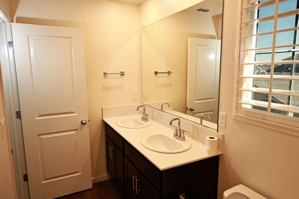 1382 Shoreline Dr, Madera, CA 93637