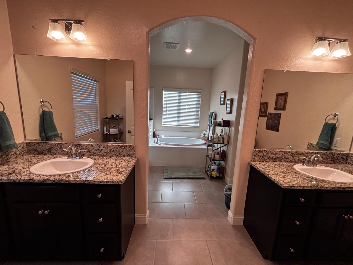 1614 N Barcus Ave, Fresno, CA 93722