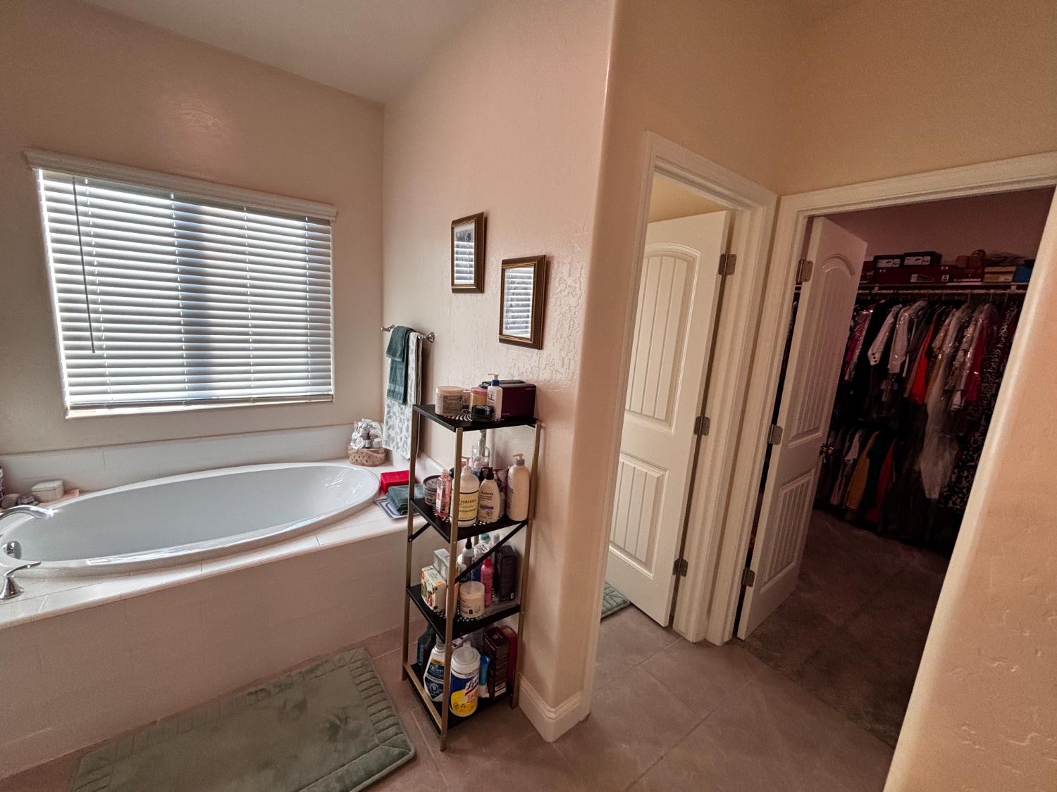 1614 N Barcus Ave, Fresno, CA 93722