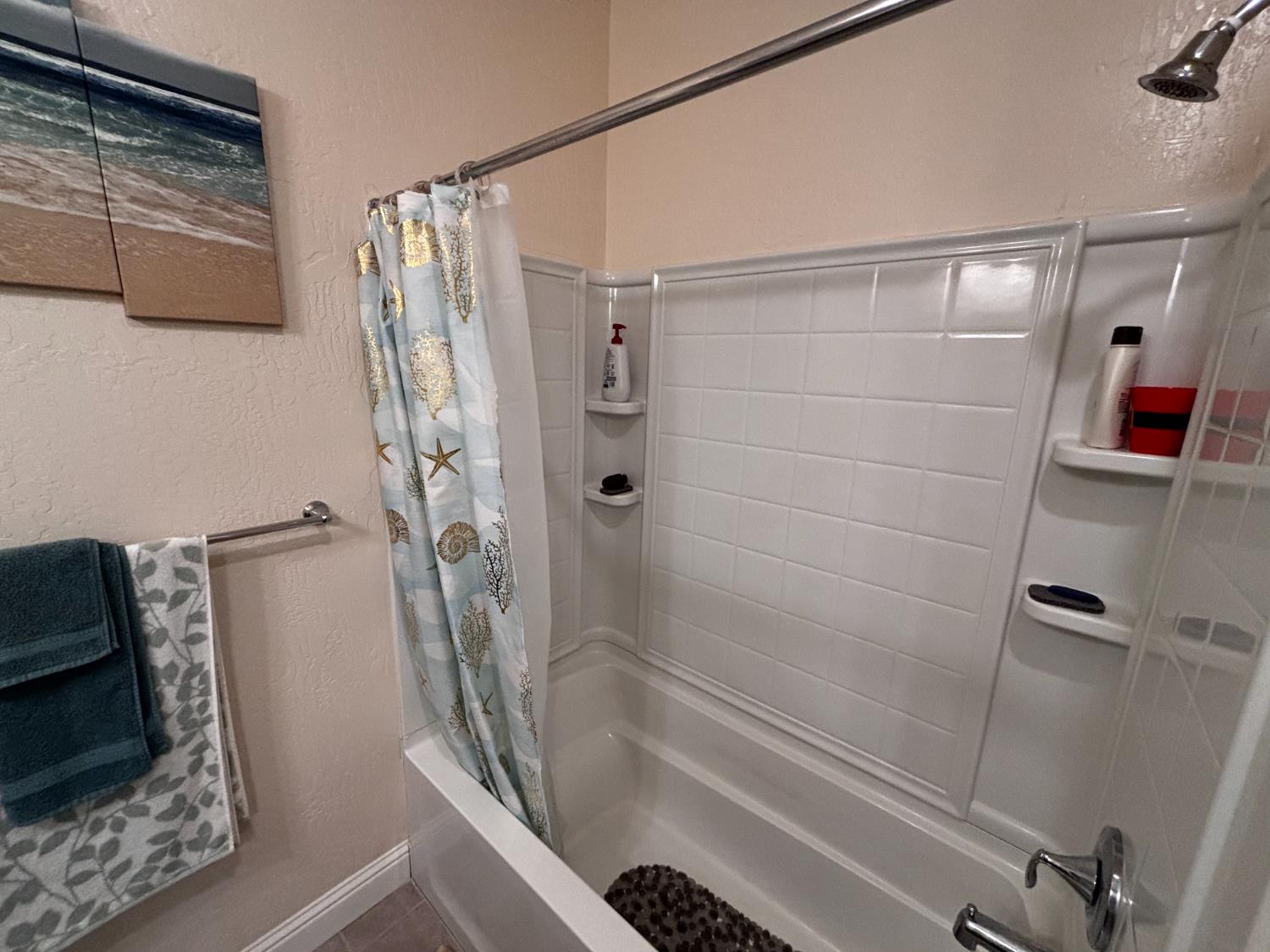 1614 N Barcus Ave, Fresno, CA 93722